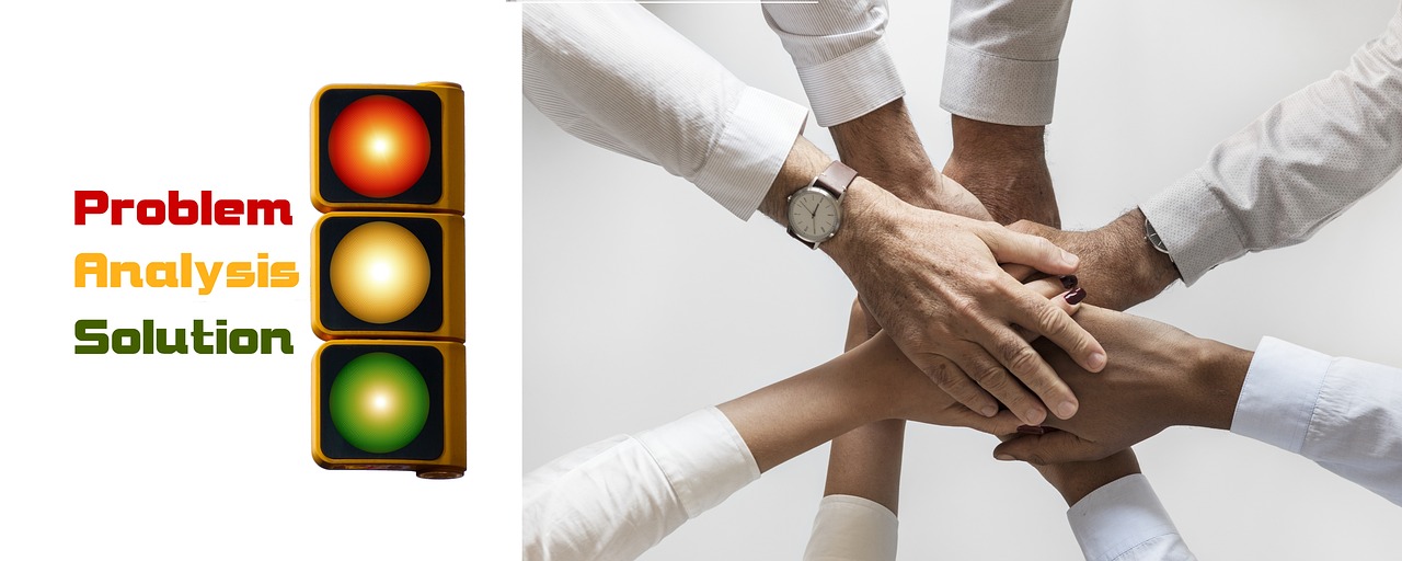 Problem solving collaborativo. Un gruppo di mani, una sull'altra per significare l'aiuto a vicenda. Inoltre c'è un semaforo, per indicare che questa è la strada/attività "verde", da imboccare.